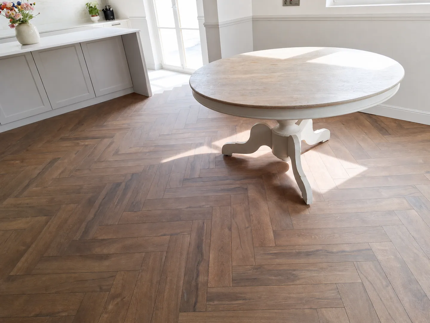 Bâton rompu dans une pièce de vie lumineuse, chantier Wood Floors en Belgique