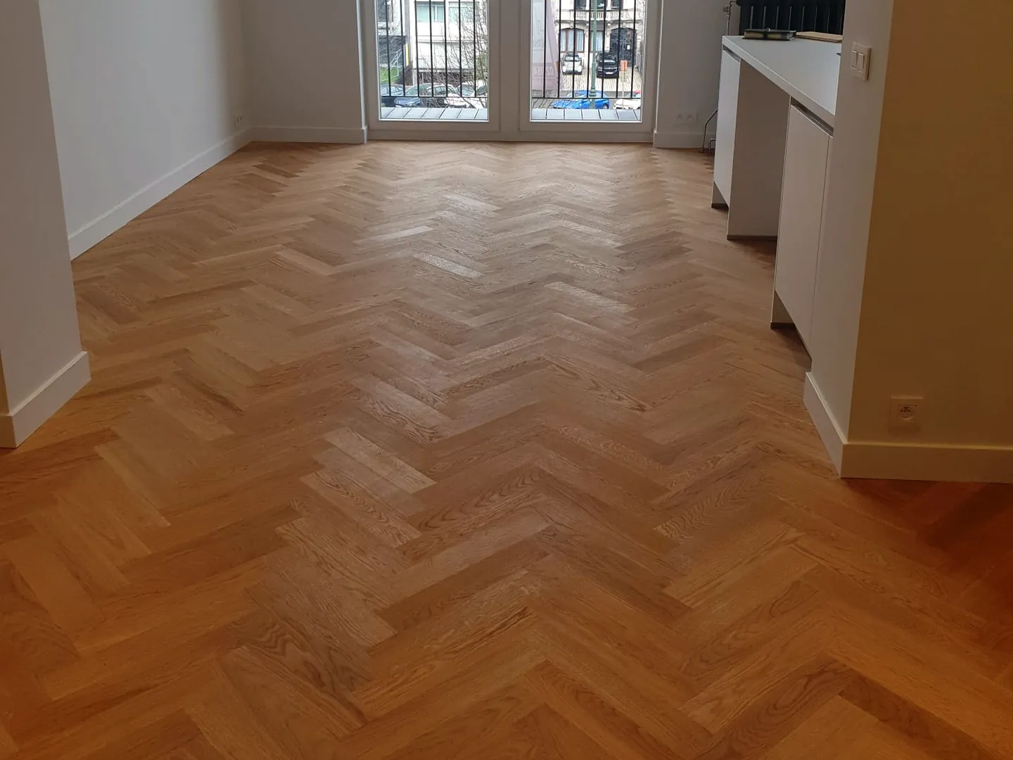 Bâton rompu clair dans un appartement lumineux, chantier Wood Floors en Belgique