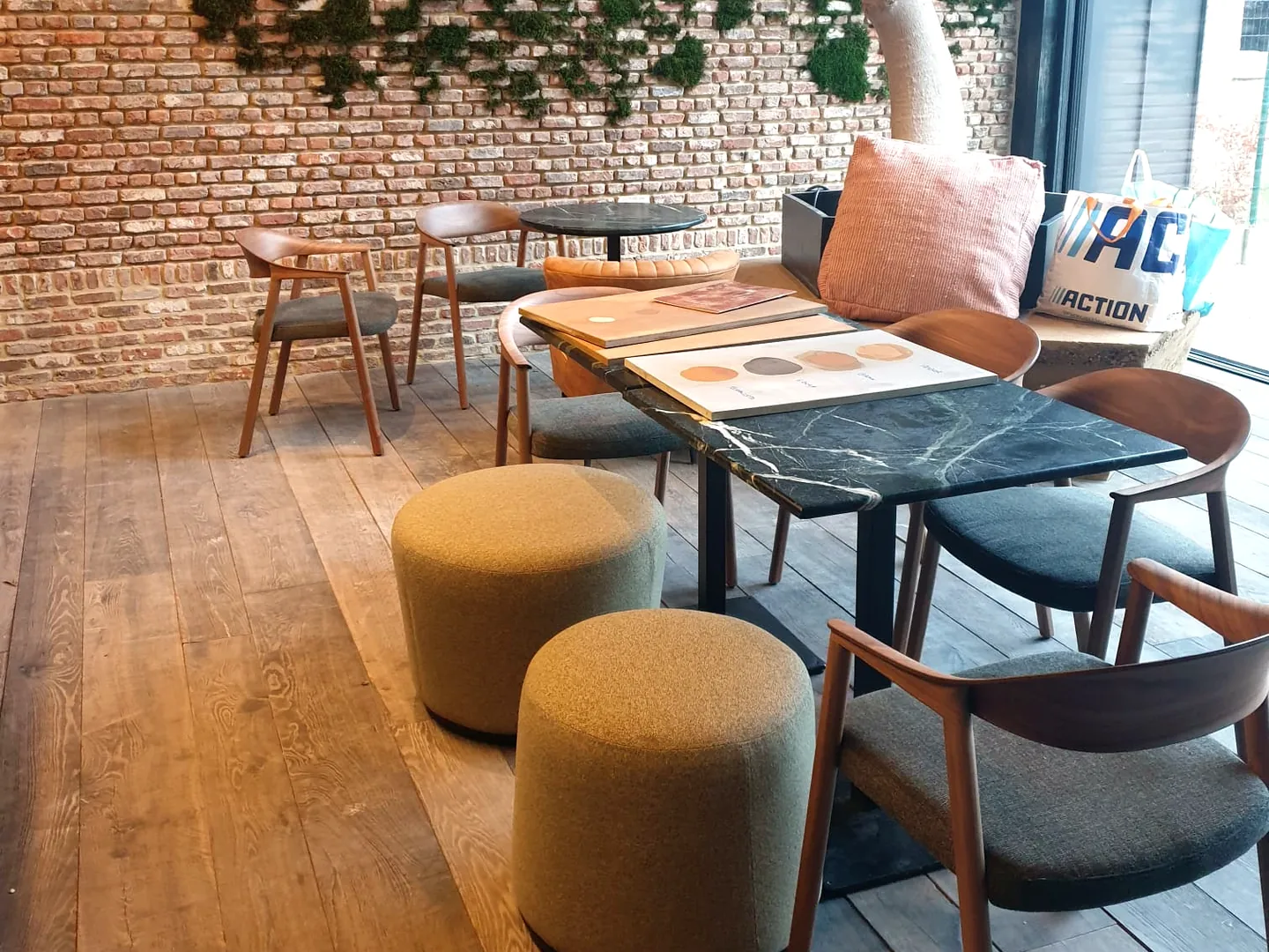 Lames larges en bois dans une pièce avec mur de briques, chantier Wood Floors en Belgique
