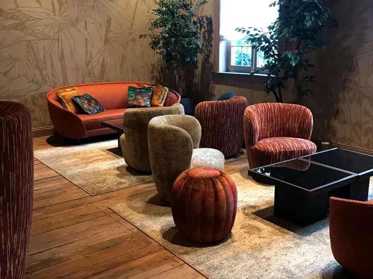 Parquet chaleureux dans un salon aménagé, chantier Wood Floors en Belgique