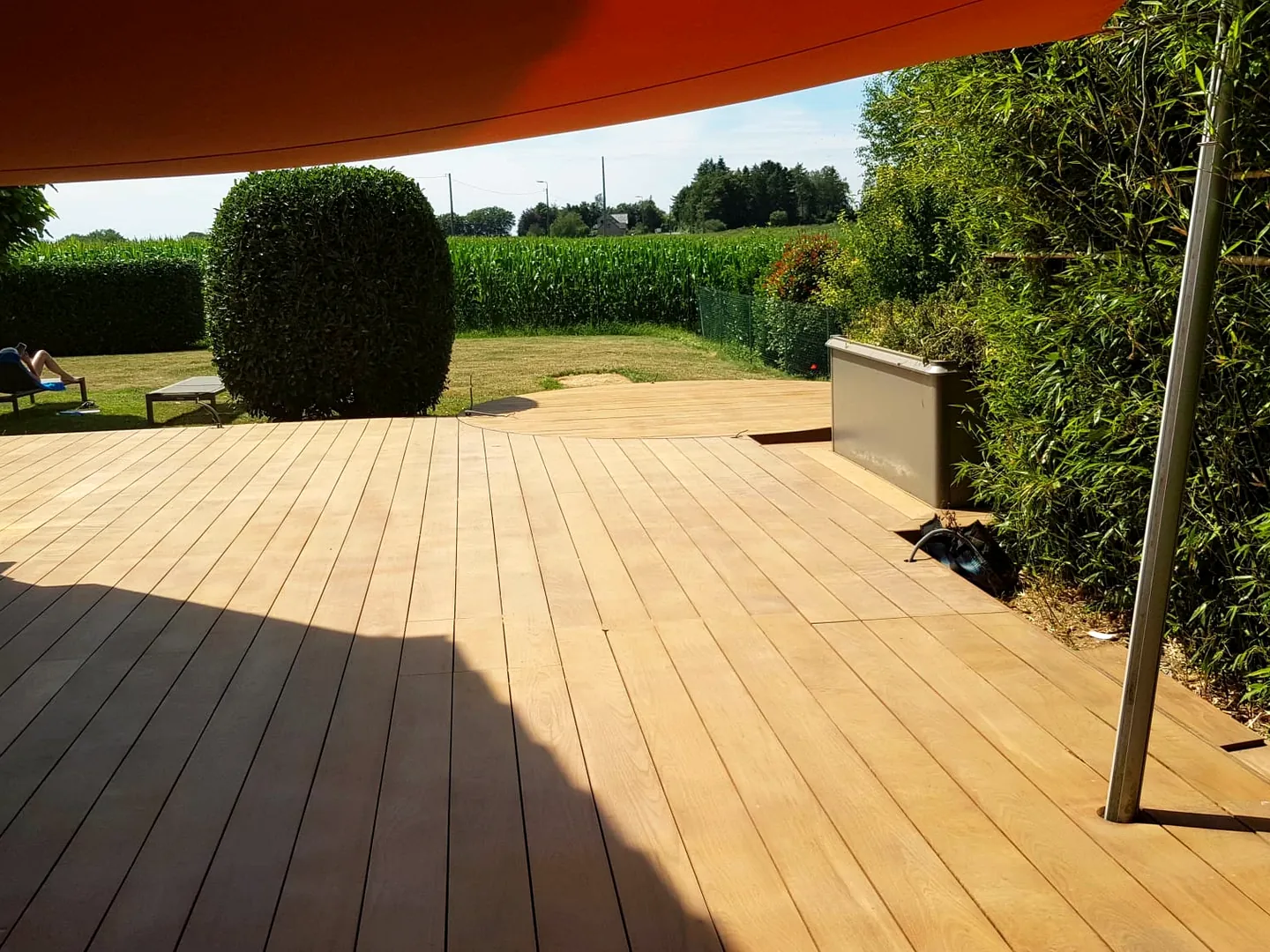 Terrasse en bois avec rive réalisée sur mesure, chantier Wood Floors en Belgique