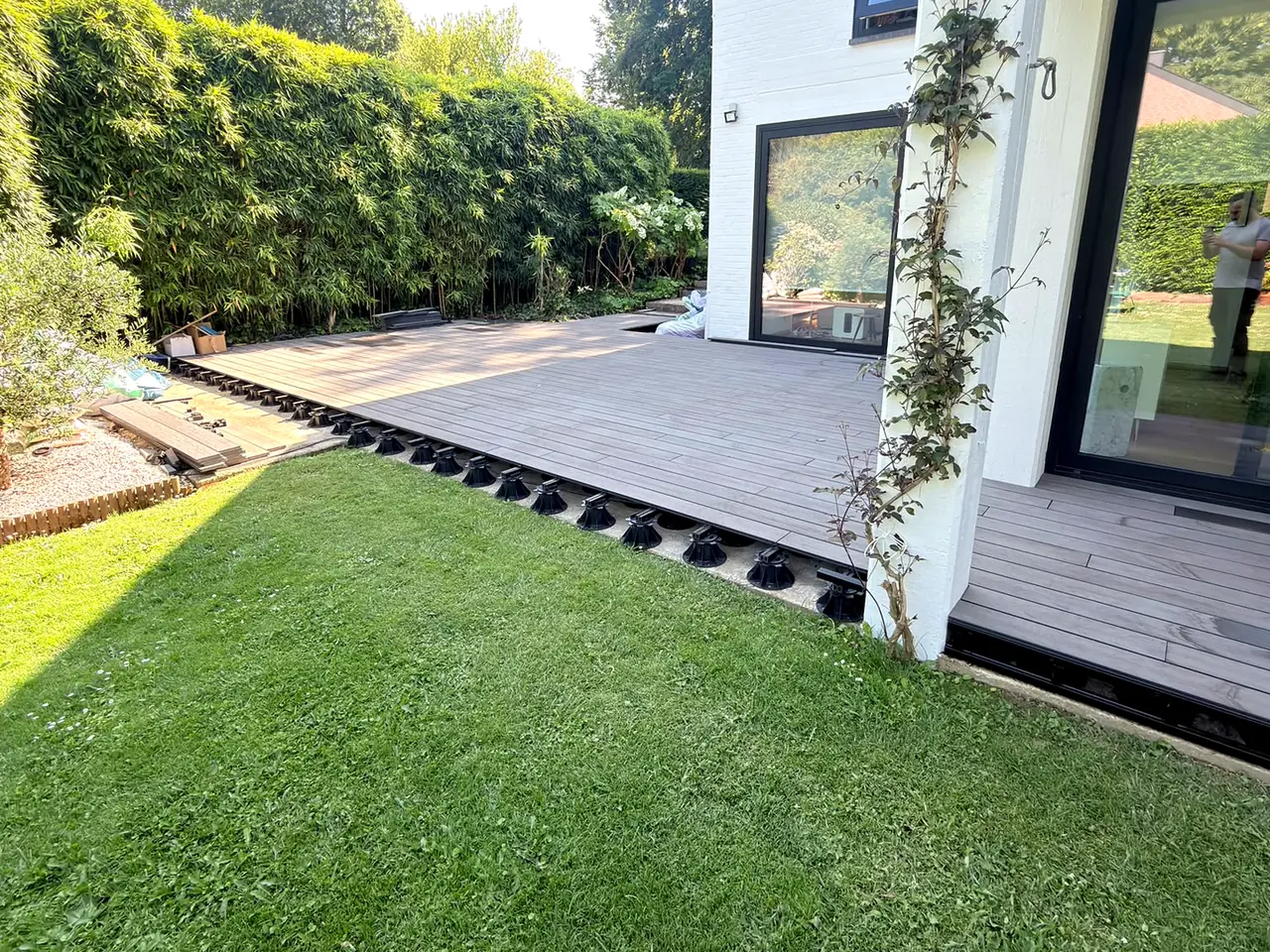 Terrasse reliant une maison contemporaine au jardin, chantier Wood Floors en Belgique
