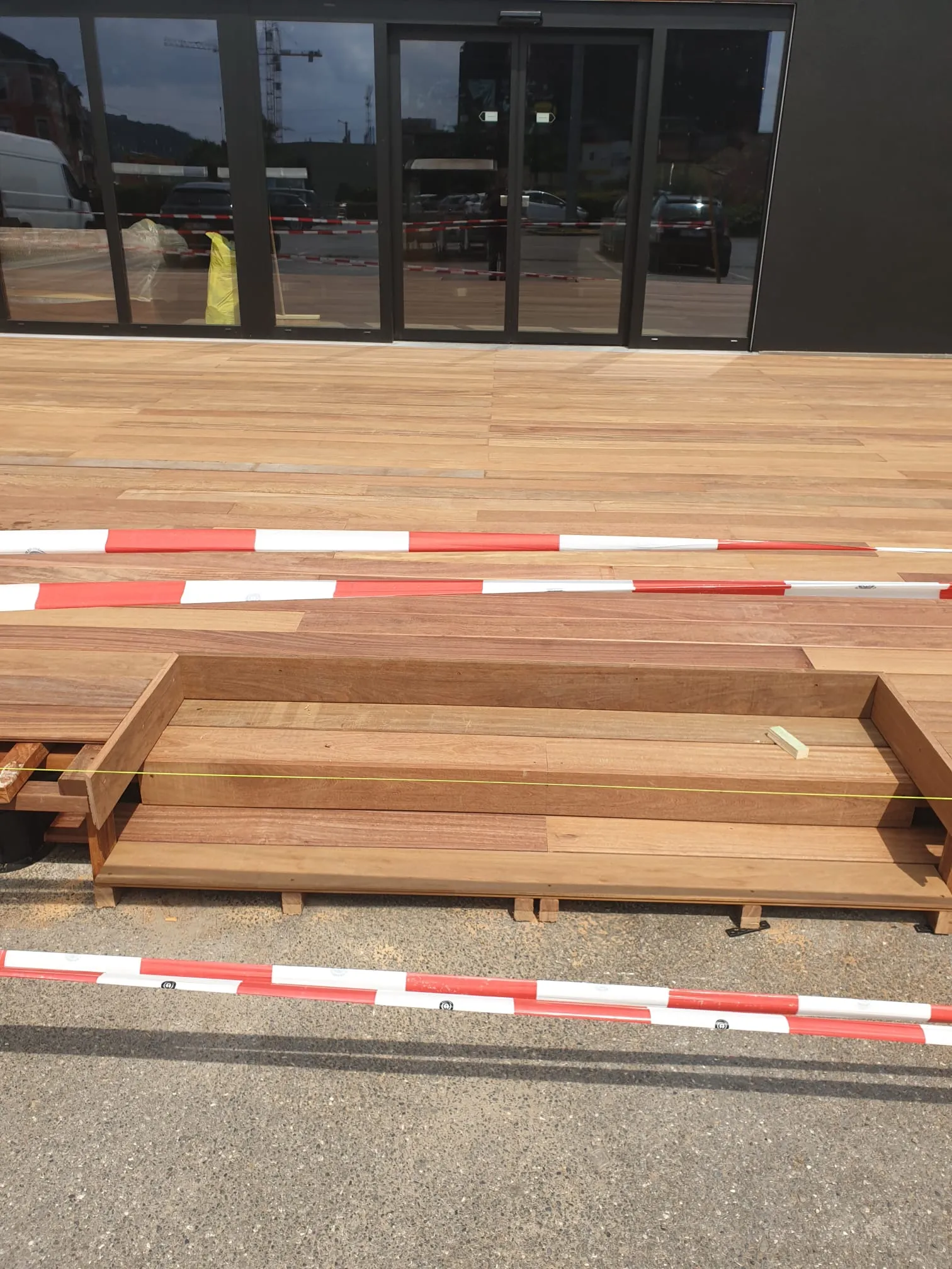 Marche d’accès en bois exotique en cours d’assemblage, chantier Wood Floors