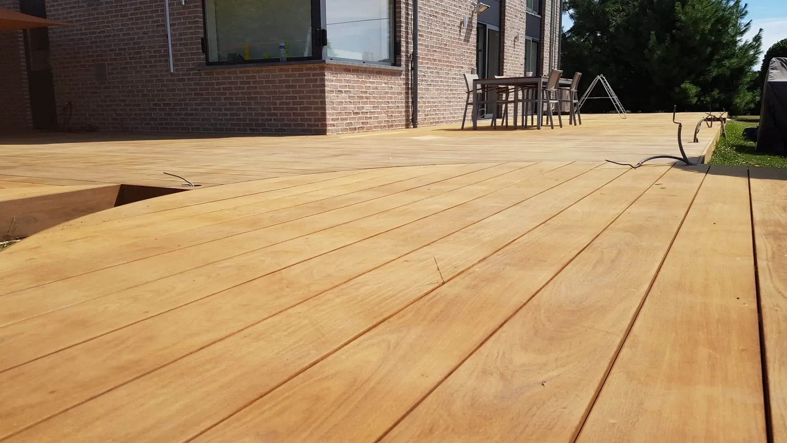 Marches en bois exotique reliant la terrasse au salon de jardin, chantier Wood Floors