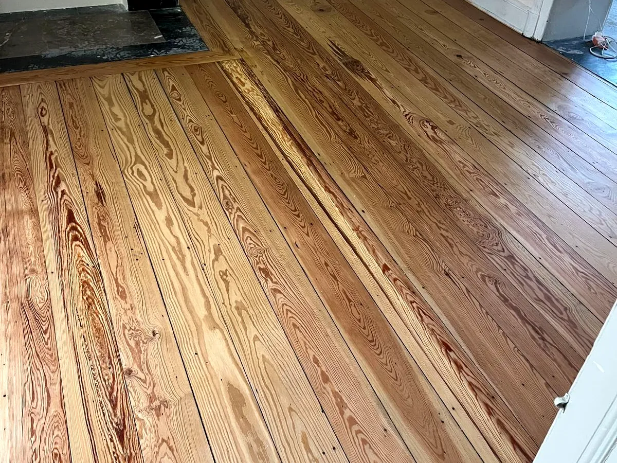 Le veinage flammé du pitchpin révélé par le ponçage, chantier Wood Floors