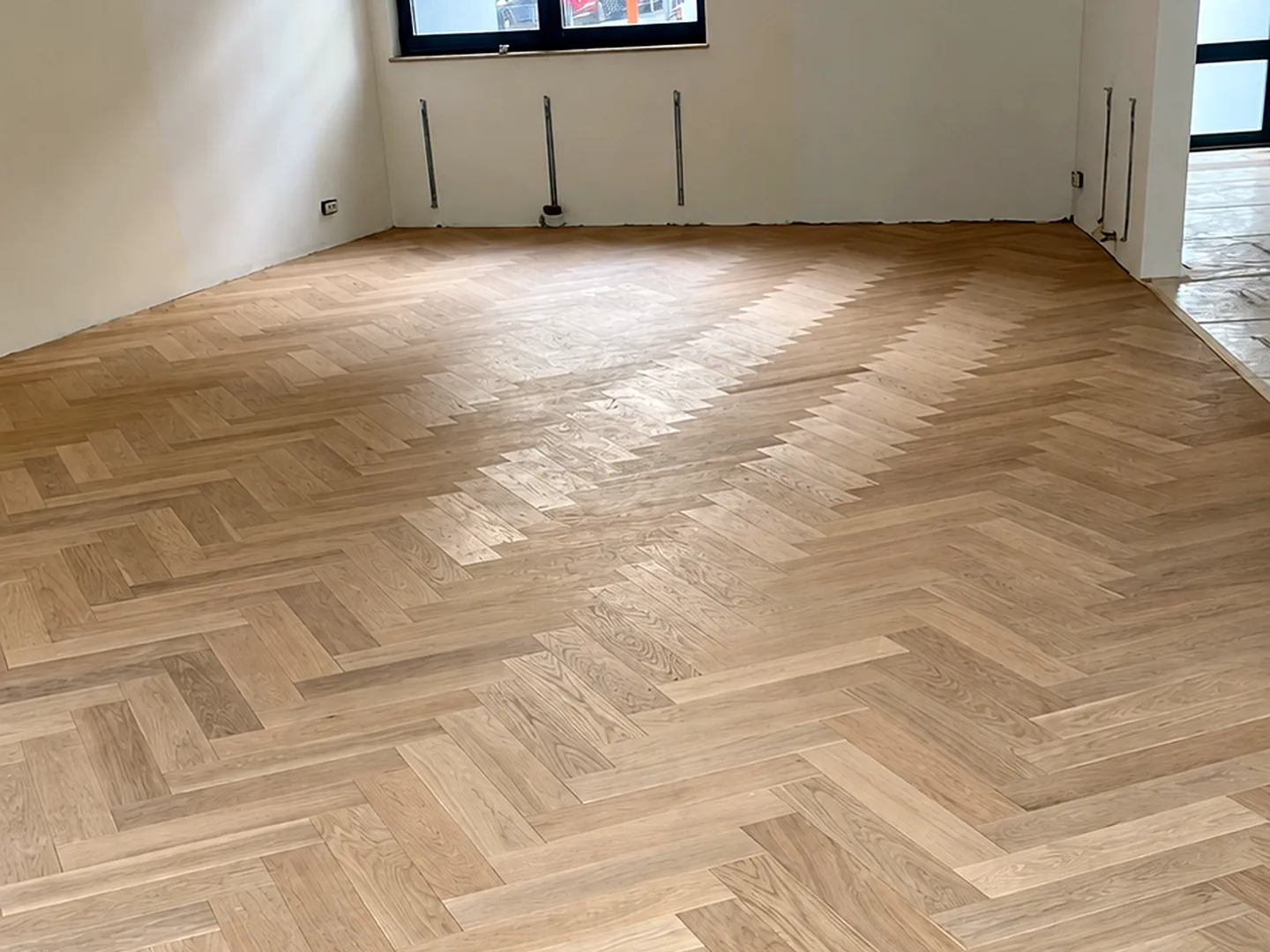 Le parquet bâton rompu en chêne posé dans la pièce côté rue, chantier Wood Floors à Wemmel