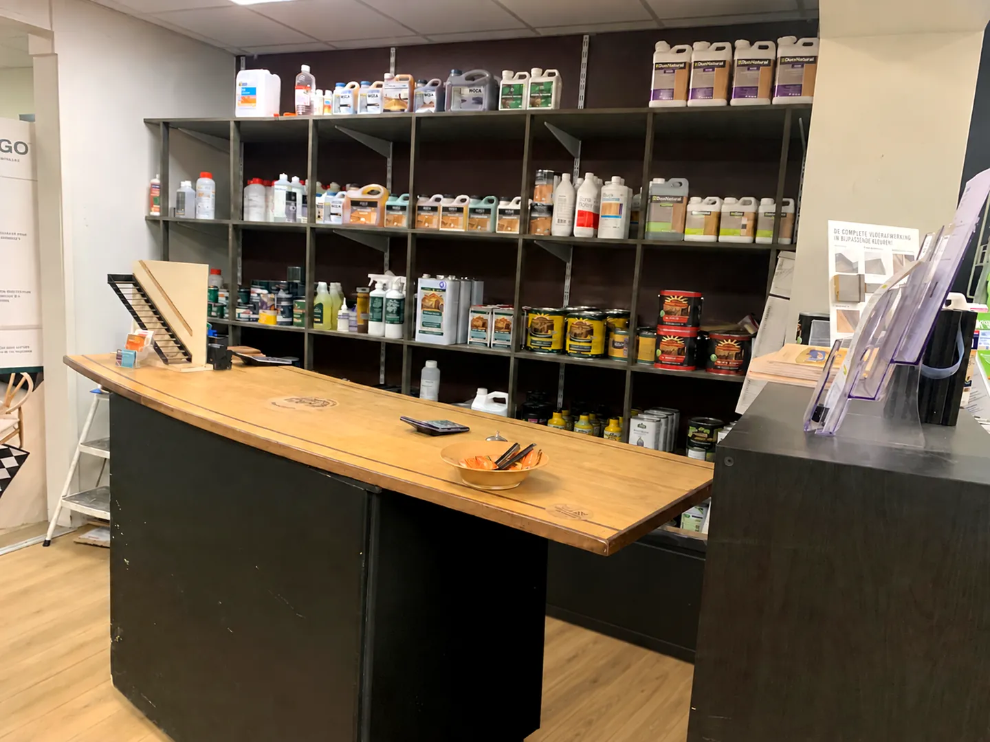 Comptoir du magasin avec huiles, vitrificateurs et produits d’entretien pour parquet