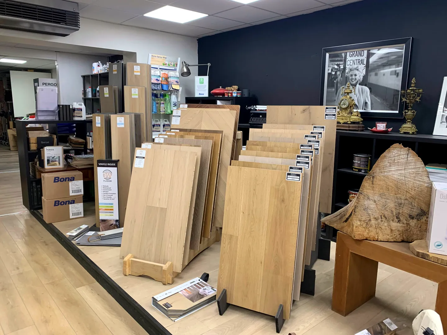 Grandes lames d’échantillons de parquet à comparer au showroom Wood Floors à Liège