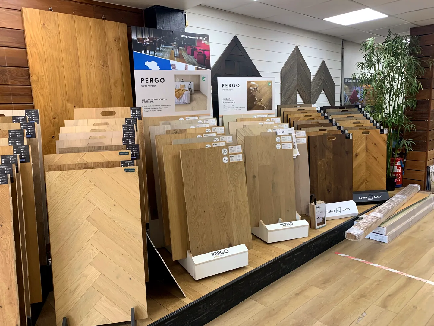 Présentoirs de parquets et chevrons muraux au showroom Wood Floors à Liège