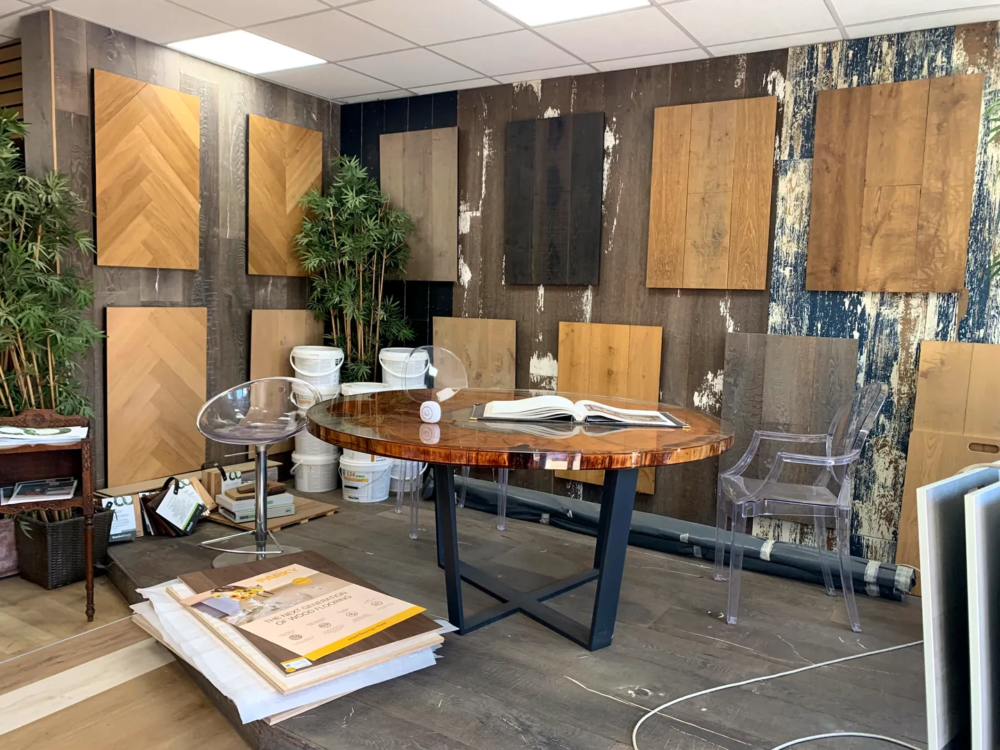 Table de conseil entourée de panneaux d’échantillons au showroom Wood Floors